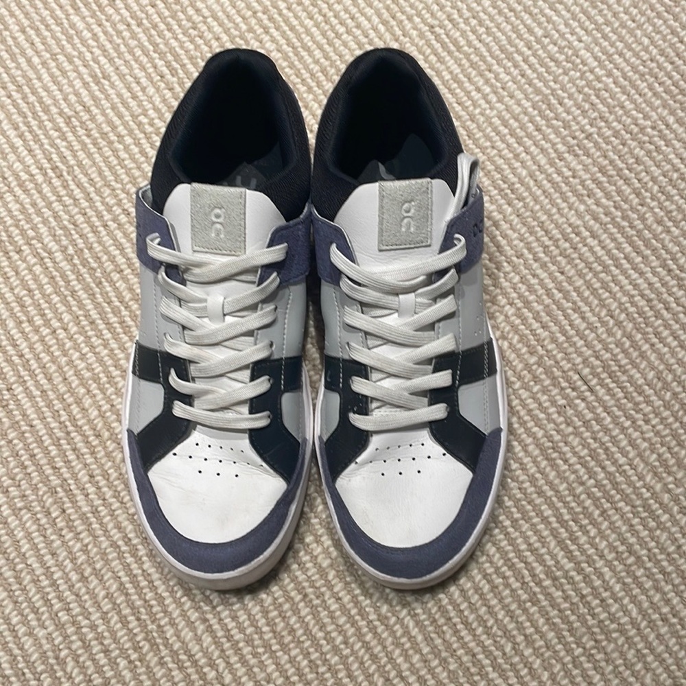On Running men’s size 10.5 The Roger sneaker, gray, blue, black and white.